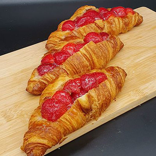Afbeelding van Croissant groot met verse aardbeien