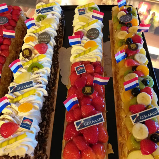 Afbeelding van Halve meter 1/2 slagroom 1/2 verse aardbeien taart