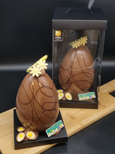 Afbeelding van Paasei staand 22 cm gevuld met chocolade
