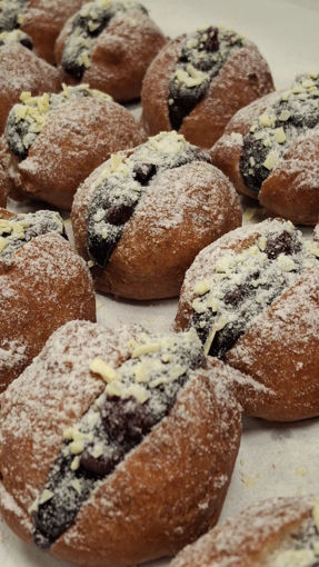 Afbeelding van Oliebol gevuld met kersen