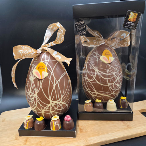 Afbeelding van Paasei staand 22 cm gevuld met chocolade